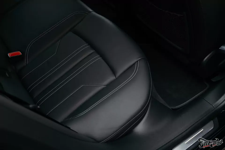 Классический карбон под матовым лаком в салоне Audi A7 и комплекс детейлинг-услуг